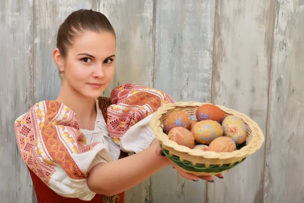 Szlovák lány húsvéti tojás — Stock Fotó