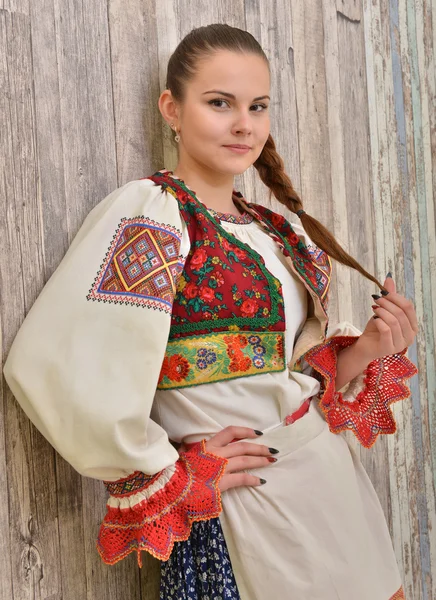 Junge slowakische Tänzerin — Stockfoto