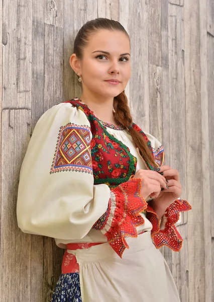 Junge slowakische Tänzerin — Stockfoto