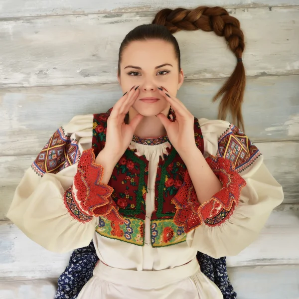 Junge slowakische Tänzerin — Stockfoto