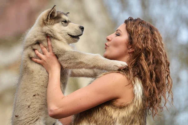 Ung kvinna med hund — Stockfoto