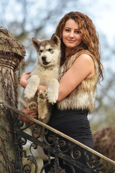 Jeune femme avec chien — Photo