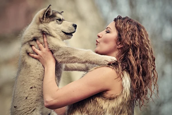 Ung kvinna med hund — Stockfoto