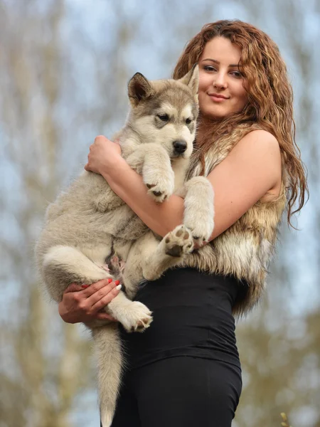 Ung kvinna med hund — Stockfoto