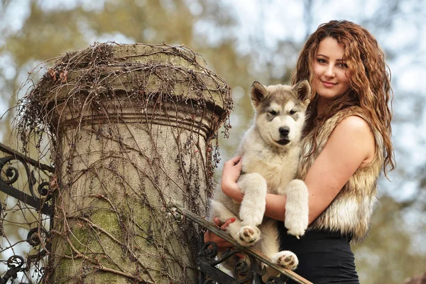 Jeune femme avec chien — Photo