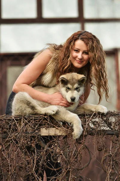 Ung kvinna med hund — Stockfoto