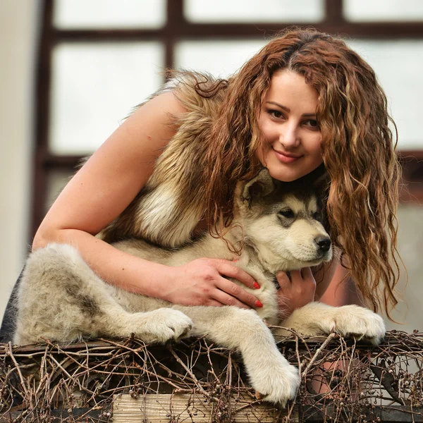 犬を持つ若い女性 — ストック写真