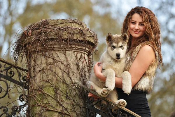 Молода жінка з собакою — стокове фото
