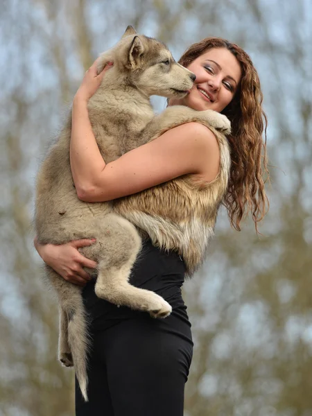 Giovane donna con cane — Foto Stock