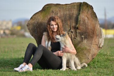 Köpekli genç kadın.