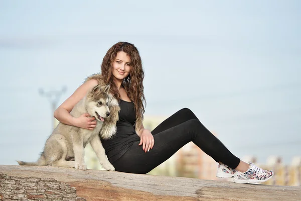 Jeune femme avec chien — Photo