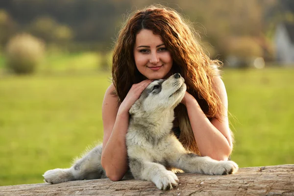 Ung kvinna med hund — Stockfoto