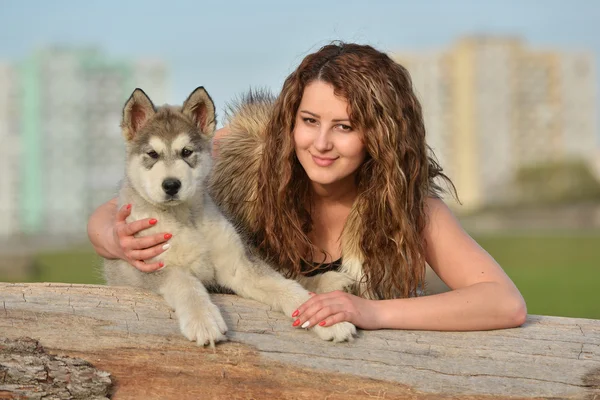 Ung kvinna med hund — Stockfoto