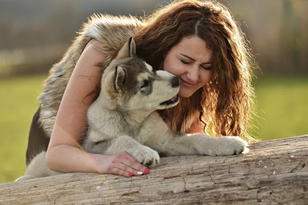 Jeune femme avec chien — Photo