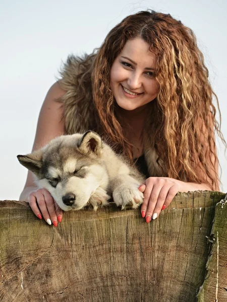 Fiatal nő kutyával — Stock Fotó