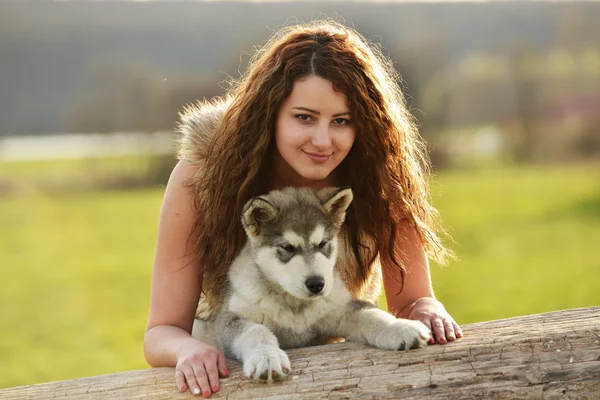 Ung kvinna med hund — Stockfoto