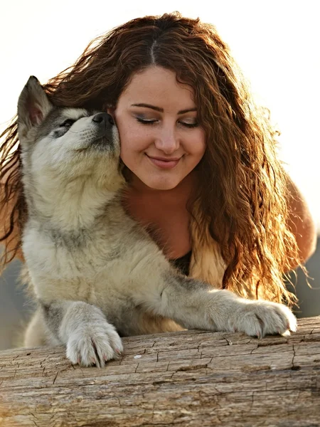 Giovane donna con cane — Foto Stock