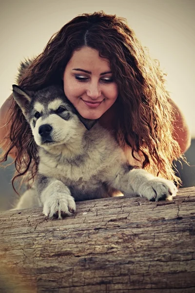 Mujer joven con perro — Foto de Stock