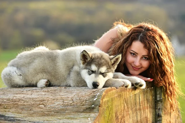 Ung kvinna med hund — Stockfoto