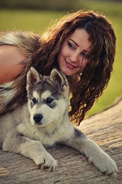 Ung kvinna med hund — Stockfoto