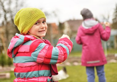 sabun köpüğü ile küçük kız