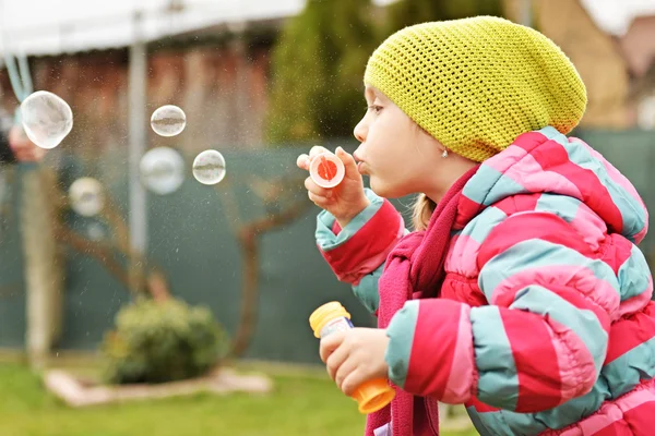 Liten flicka med såpbubblor — Stockfoto