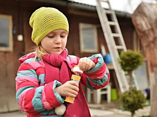 Bambina con bolle di sapone — Foto Stock