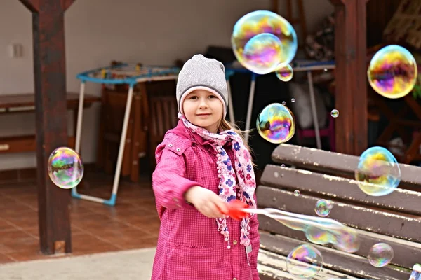 Meisje met zeepbellen — Stockfoto