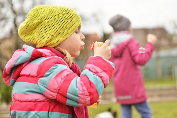 Meisje met zeepbellen — Stockfoto