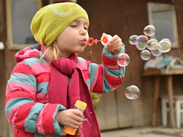 Liten flicka med såpbubblor — Stockfoto