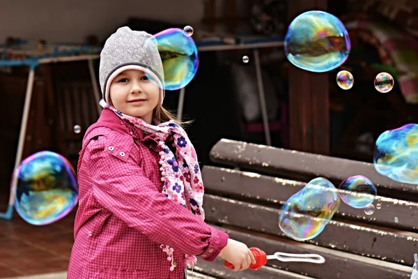 Holčička s mýdlové bubliny — Stock fotografie