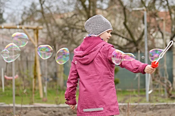 Meisje met zeepbellen — Stockfoto