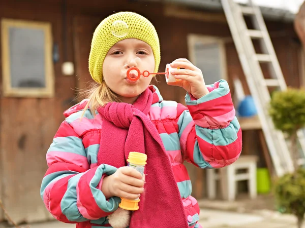 Meisje met zeepbellen — Stockfoto