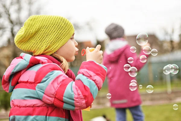 Маленька дівчинка з мильними бульбашками — стокове фото
