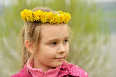 Karahindiba çelenk ile genç kız