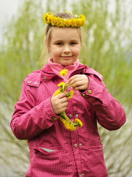 Young girl with dandelion chaplet — Stock Photo, Image