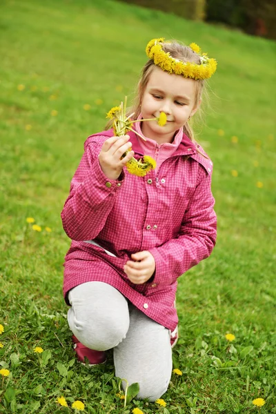 Jong meisje met paardebloem chaplet — Stockfoto