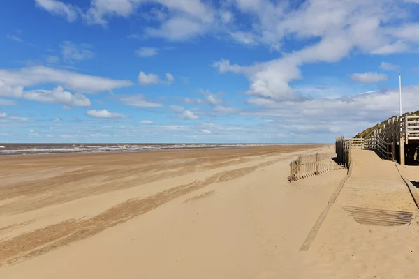 Praia ensolarada com dunas de areia — Fotografia de Stock