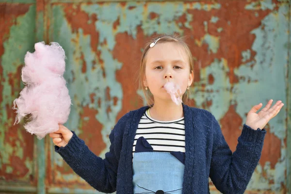 Adorable petite fille mangeant des bonbons-fil dentaire à l'extérieur en été — Photo