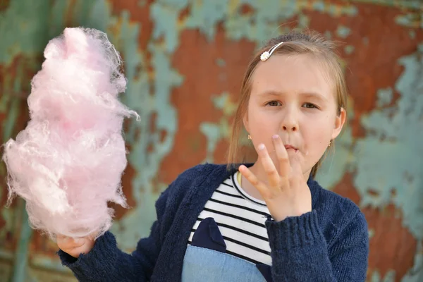 Adorable niña comiendo caramelo-hilo dental al aire libre en verano —  Fotos de Stock