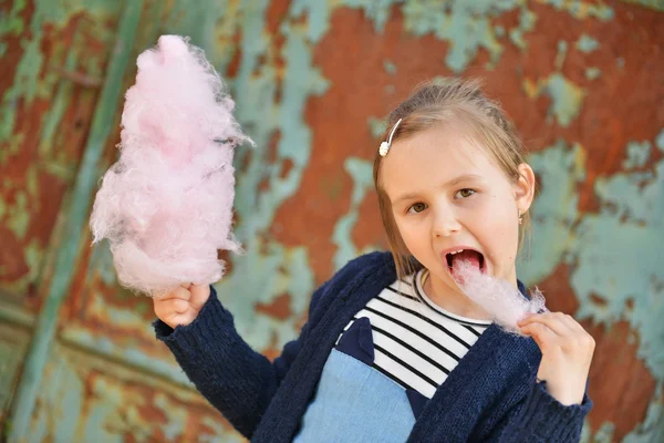 Imádnivaló kislány, aki cukorkát eszik a szabadban nyáron. — Stock Fotó