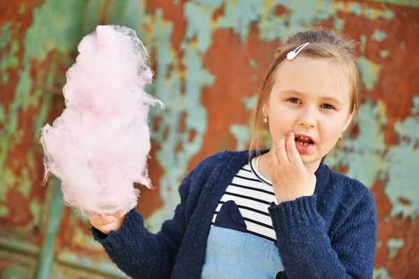 夏天在户外吃糖果牙线的可爱的小女孩 — 图库照片