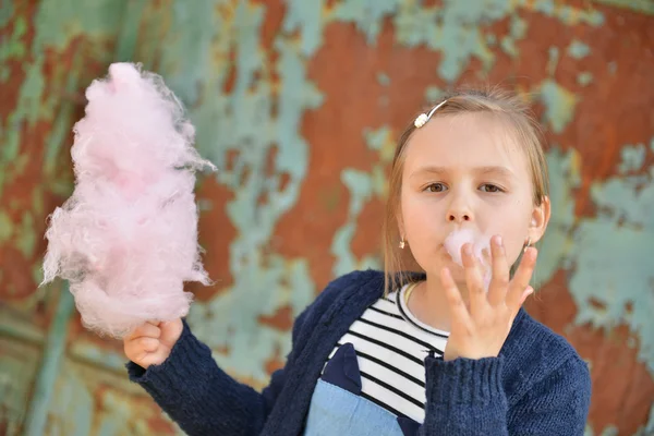 Adorabile bambina mangiare caramelle-filo interdentale all'aperto in estate — Foto Stock