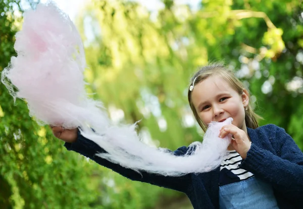 Adorável menina comendo doces-fio dental ao ar livre no verão — Fotografia de Stock