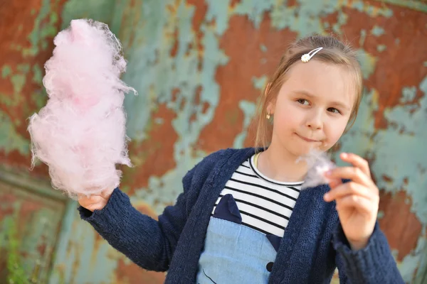 Menina segurando algodão doce — Fotografia de Stock