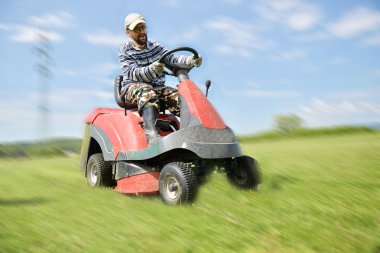 Çim biçme makinesi çim biçiyor..