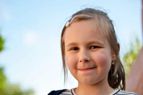 Porträt eines kleinen Mädchens, das denkt — Stockfoto