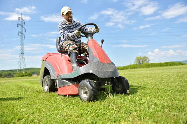 Rida på gräsklippare klippa gräs. — Stockfoto