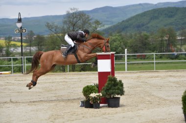 Gösteri atlama içinde genç adam