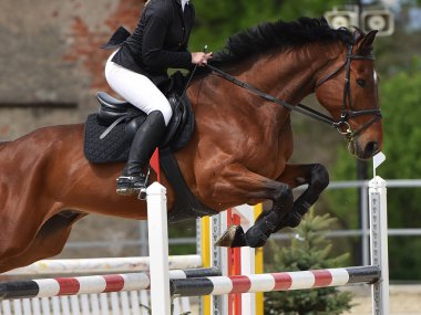 Gösteri atlama içinde genç kız